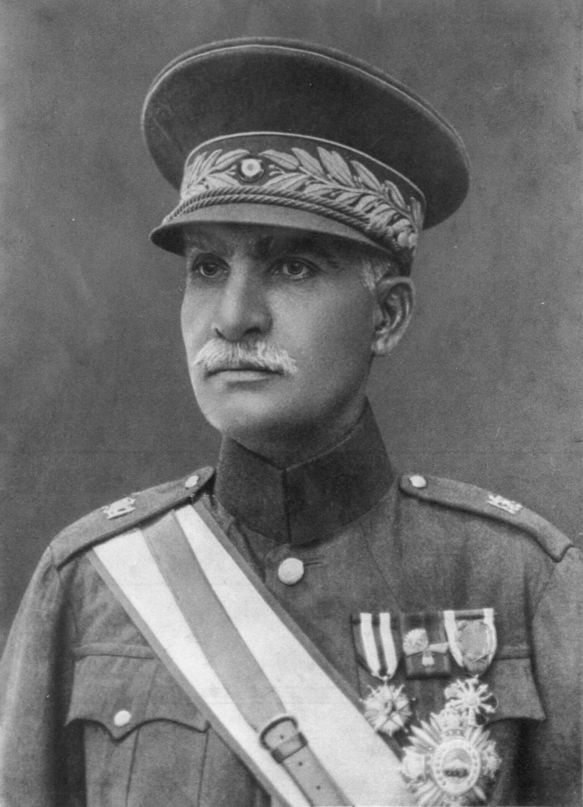 Reza Shah Pahlavi en uniforme militaire