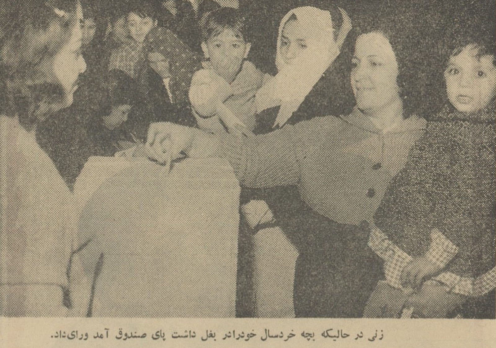 Femmes iraniennes votant pendant la Révolution Blanche