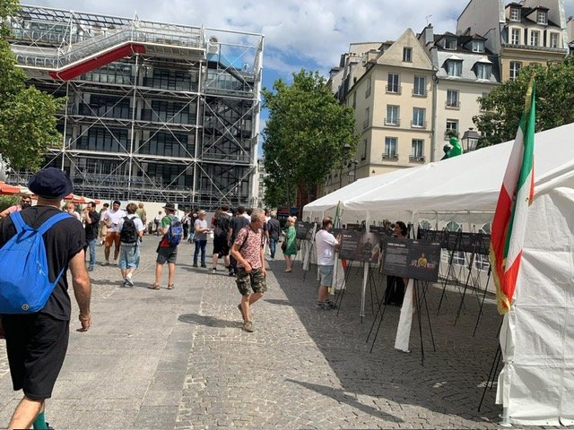 Aux abords du Centre Pompidou, la tente de l’exposition et le drapeau au Lion & Soleil.